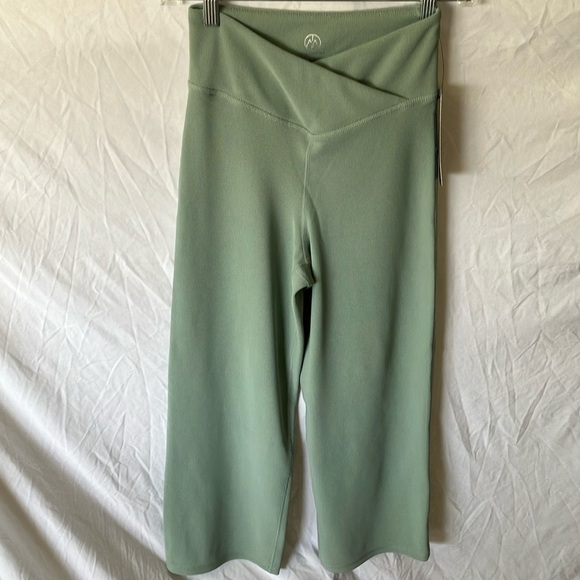 Move Technology: Tulip Waistband Wide Leg Crop Yoga Pants- XS - Picture 12 of 16